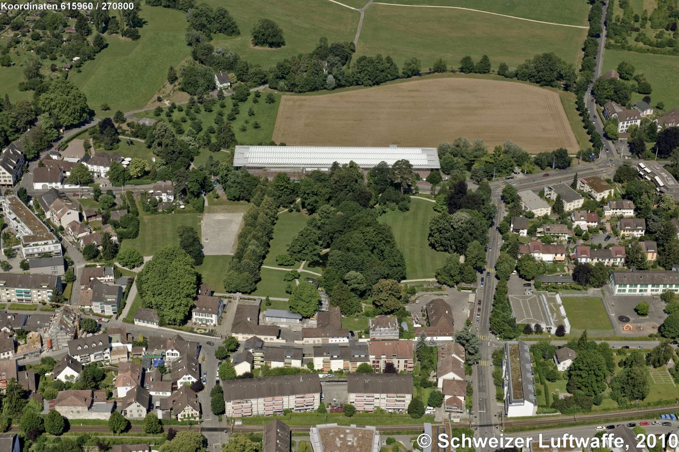 Fondation Beyeler, Norden rechts im Bild. Dem Museum vorgelagert: Sarasin-Park. Abgeerntetes Feld: 'auf dem Mühlebrühl'.